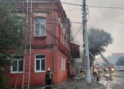 В Астрахани на улице Адмиралтейской 46 спасателей тушат крупный пожар