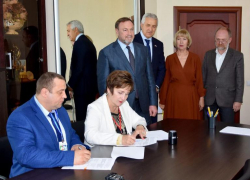 Луганский и астраханский медицинские вузы подписали соглашение о сотрудничестве