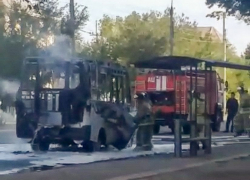 В Астрахани загорелся пассажирский микроавтобус: пострадал водитель