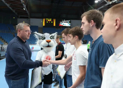 Астраханские гандболисты получили сертификаты на губернаторские стипендии