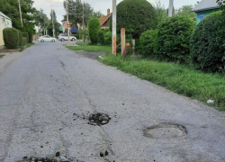 Астраханцы продолжают самостоятельно чинить дороги