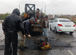 В Астрахани ремонтировали мост, несмотря на дождь