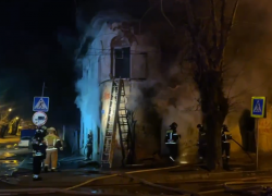 Ночью в Астрахани начался пожар в двухэтажном жилом доме