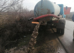 В селе под Астраханью водитель сливал отходы посреди дороги