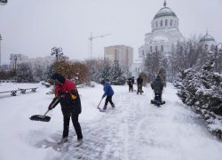 В Астрахани коммунальщики расчищают от снега улицы и дороги