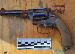 Столетние револьверы нашли во время демонтажа гаража в Астрахани