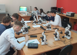 Астраханские школьники в детском технопарке изучают микромир