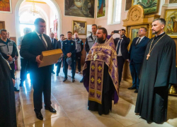 Участники астраханской мотоколонны передали храму в Туркменбаши икону