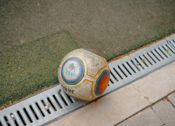 Директор спортшколы в Астраханской области незаконно подрабатывала тренером 