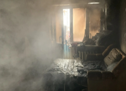 В Астрахани больше трех часов тушили квартиру: пострадали трое