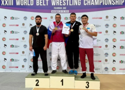 Астраханец одолел пятикратного чемпиона мира в борьбе на поясах