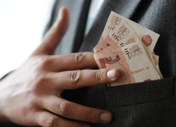 Сотрудник исправительной колонии в Астрахани помогал заключенным за взятку