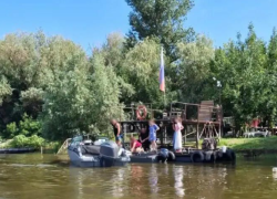 Под Астраханью моторная лодка едва не убила своего судоводителя