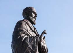 В астраханском поселке установили трехметрового святого