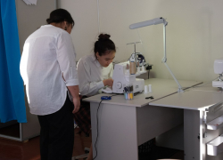 Старшеклассницы из астраханского села шьют термобелье для военнослужащих