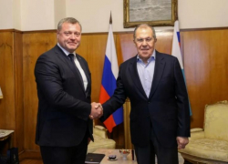 Игорь Бабушкин поздравил главу МИД Сергея Лаврова и его сотрудников с профессиональным праздником