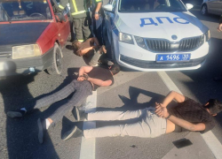 В Астрахани задержали водителя и его пассажиров за конфликт с полицией