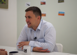 "Страшно, но я не хочу молчать": в Астрахань приехал самый популярный депутат страны