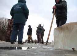 Астраханские спасатели расчищают паромную переправу на реке Хурдун