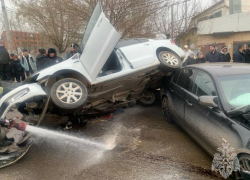 В Астрахани у Больших Исад одна машина оказалась на крыше другой