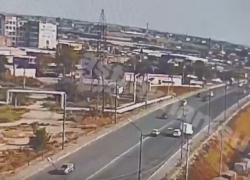 В Астрахани фургон чуть не улетел с Кубанского моста после удара с легковушкой