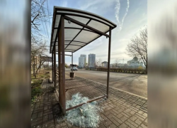 Вандалы продолжают ломать новые остановки в Астрахани