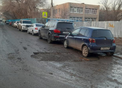 Чиновники Астрахани две недели искали главного по ямам