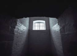 В Астрахани экс-сотрудник колонии вступил в сделку с зэком и заплатит штраф