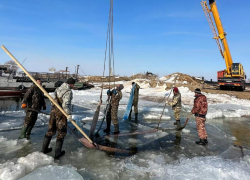 Шесть дней жители астраханского села и МЧС расчищали паромную переправу ото льда 