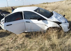 Под Астраханью женщина-водитель опрокинула автомобиль: пассажиры пострадали