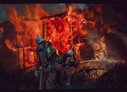 В Астраханской области ночью загорелась квартира и линия электропередач, есть пострадавшие