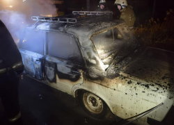 Ночью в Астрахани подожгли автомобиль