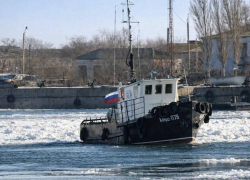 Под Астраханью встали шесть паромных переправ: лед пришел в движение