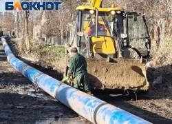 Астраханцам с улицы Заводской мешает многометровая синяя труба