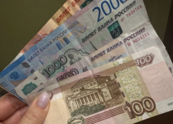 Астраханка систематически воровала деньги с банковского счета пожилой соседки