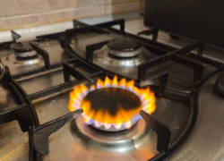 Газовики объяснили, почему в Астрахани цвет газа в конфорках стал желтым
