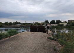 "Прощай, друг!": через реку Царев убирают понтонную переправу