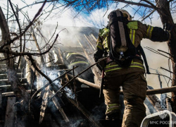 В центре Астрахани более 40 пожарных тушили жилой дом