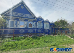 В астраханском поселке ходят по несуществующему мосту, объявили войну наркоманам, но вынуждены уступить землю администрации