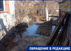В Астрахани третью неделю подвалы домов затапливает водой из прорванной трубы
