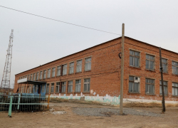 Школу в Астраханской области признали аварийной, но занятия в ней продолжатся