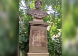 Бюст Ивана Грозного установили в одном из дворов Астрахани