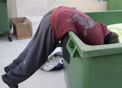 В Астрахани женщина-бомж держит в страхе жителей поселка