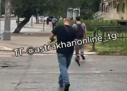 В Астрахани по оживленной улице ходил мужчина с оружием в руках