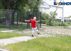 Жители астраханского Янго-Аула просят оборудовать парковку у нового детского сада