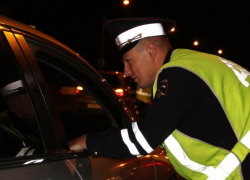 Подъехавший к дорожному разбирательству астраханец ударил инспектора ДПС по лицу