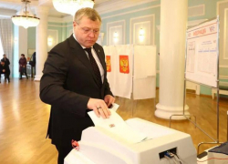 Астраханский губернатор первым отдал свой голос за будущего Президента России