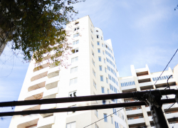 Стали известны подробности жизни астраханца, выпавшего из окна многоэтажки