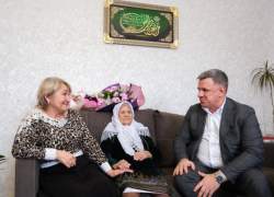 Депутат астраханской облдумы поздравил ветерана со столетием