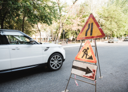 "Бог в помощь, мужики": астраханцы отремонтировали дорогу своими силами